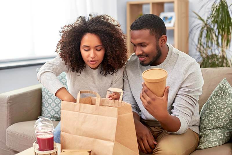 couple-eating-takeout